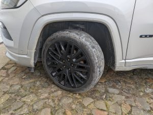 Vorderer Reifen vor der Reinigung mit dem Kärcher KHB 6 Akku-Hochdruckreiniger