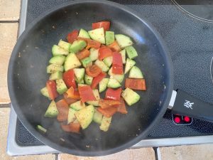 WMF Devil beschichtetes Pfannenset beim Braten von Pfannengemüse