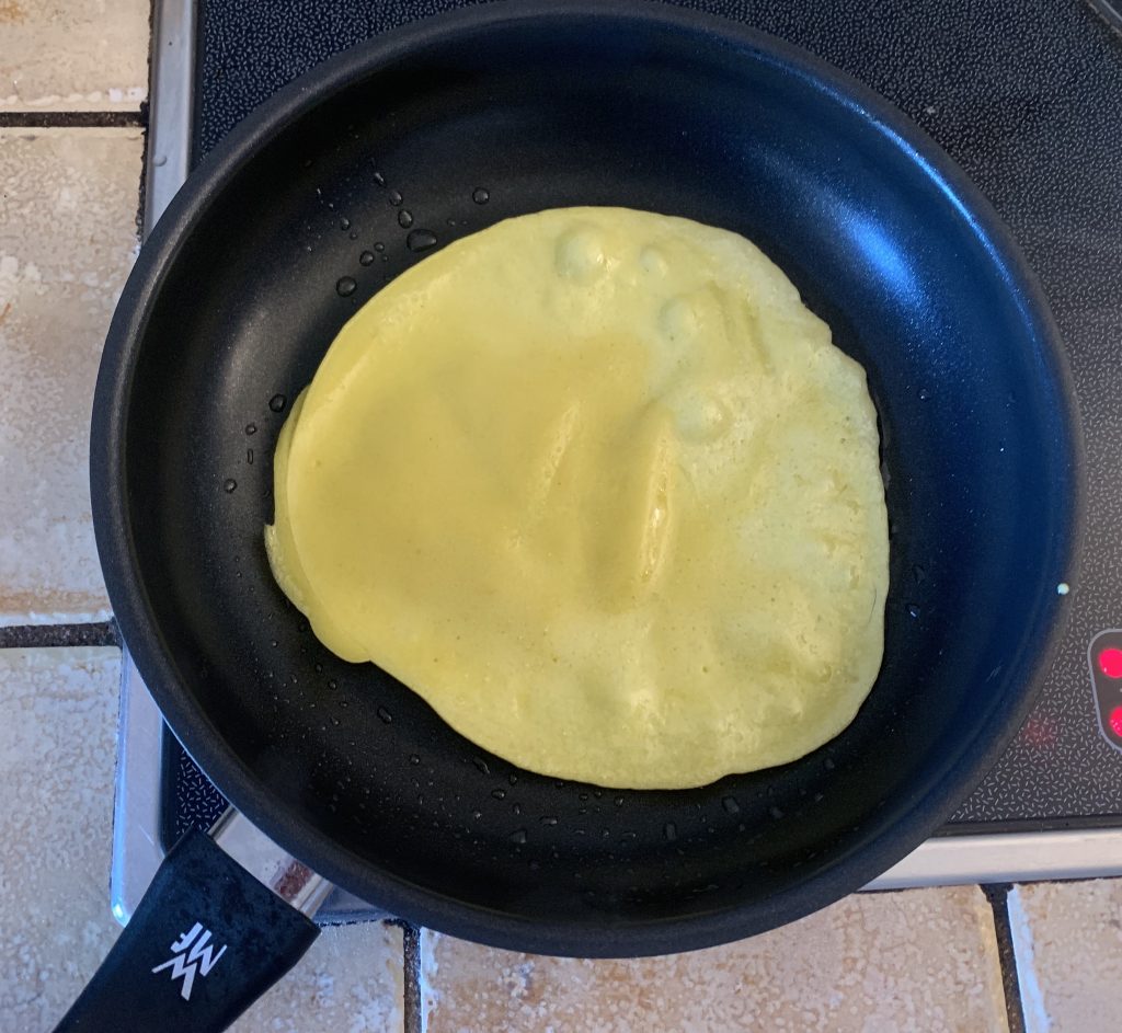 WMF Devil beschichtetes Pfannenset beim Braten von Pfannkuchen