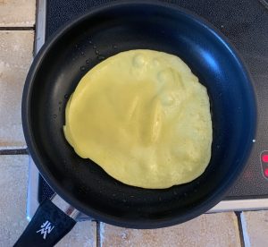 WMF Devil beschichtetes Pfannenset beim Braten von Pfannkuchen