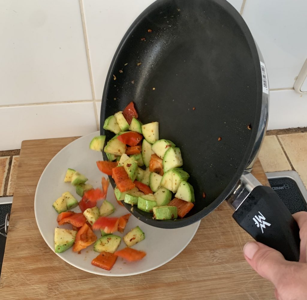 WMF Devil beschichtetes Pfannenset beim Kippen der Pfanne