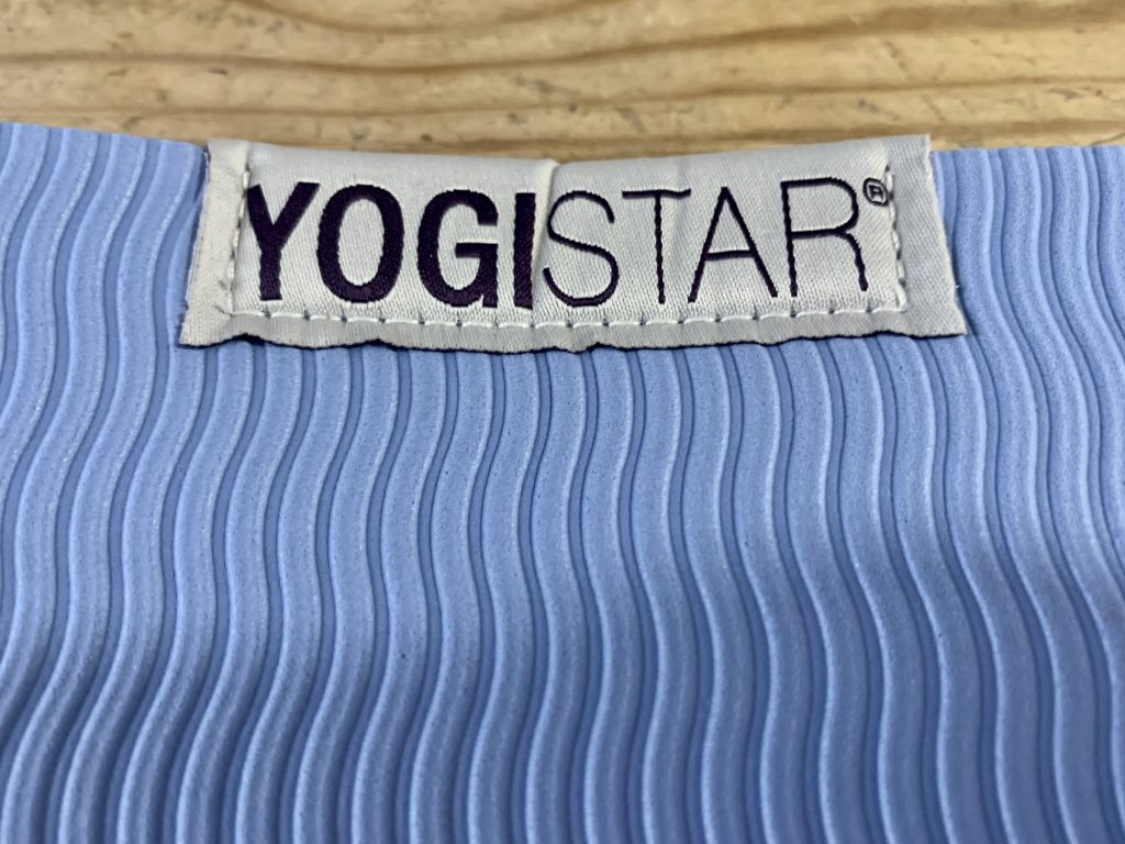 YOGISTAR YOGIMAT® PRO Yogamatte Rückseite mit Wellenstruktur und Logo