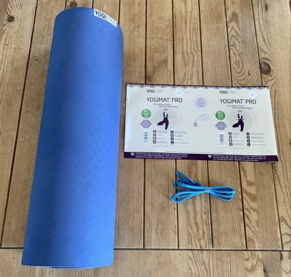 YOGISTAR YOGIMAT® PRO Yogamatte ausgepackt mit Banderole und Trageband