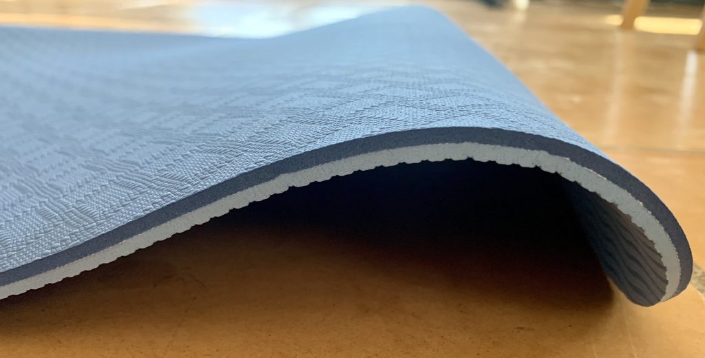YOGISTAR YOGIMAT® PRO Yogamatte zu Beginn eingerolltes Ende