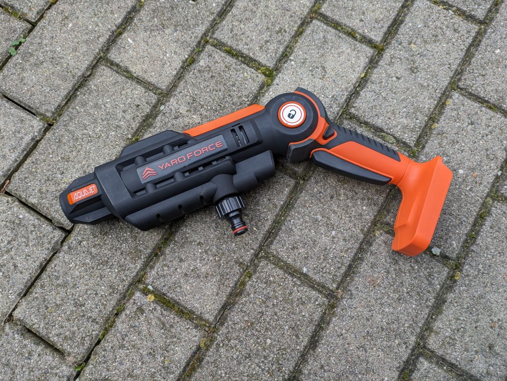 Yard Force LW C02 AquaJet Akku-Hochdruckreiniger mit angewinkelten Griff