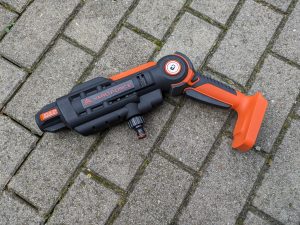 Yard Force LW C02 AquaJet Akku-Hochdruckreiniger mit angewinkelten Griff