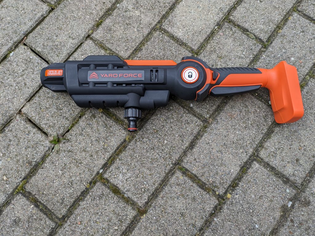 Yard Force LW C02 AquaJet Akku-Hochdruckreiniger von vorne, nach links ausgerichtet