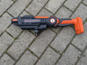 Yard Force LW C02 AquaJet Akku-Hochdruckreiniger von vorne, nach links ausgerichtet