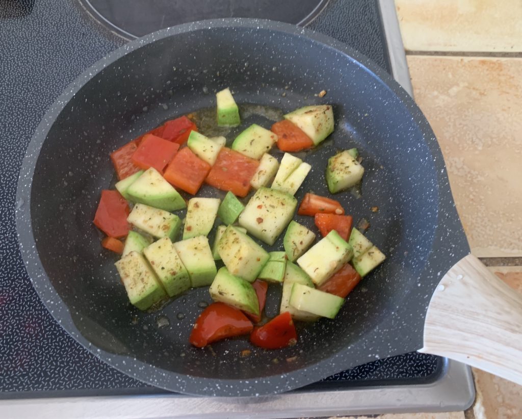 ZUOFENG beschichtete Pfanne beim Braten von Gemüse