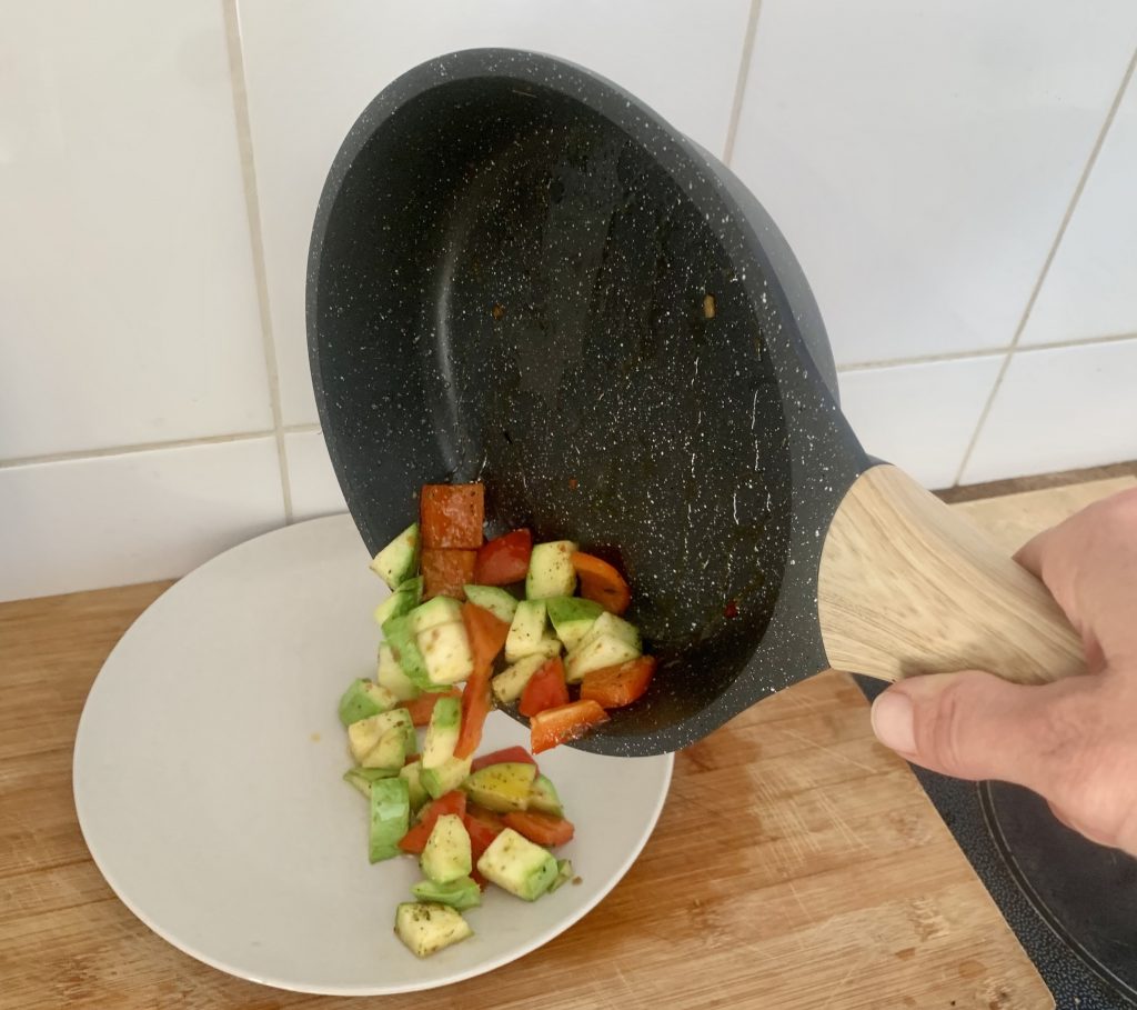 ZUOFENG beschichtete Pfanne beim Kippen der Pfanne