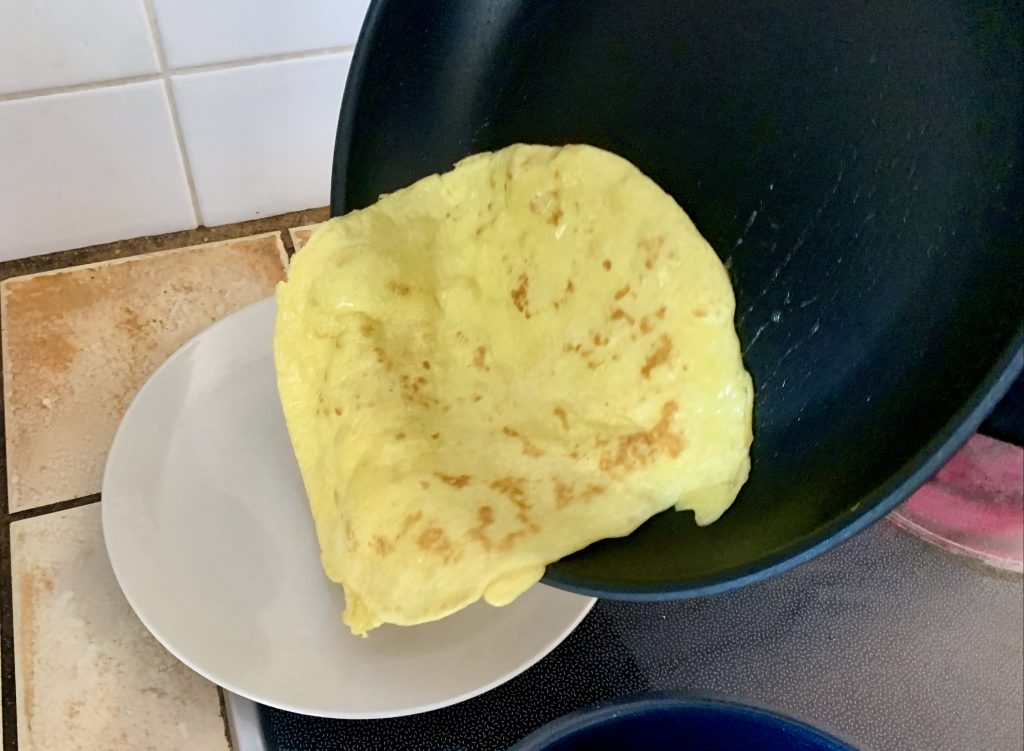 ZWILLING Madura Plus beschichtete Pfanne Pfannkuchen auf den Teller