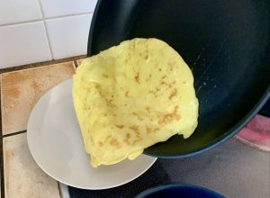 ZWILLING Madura Plus beschichtete Pfanne Pfannkuchen auf den Teller