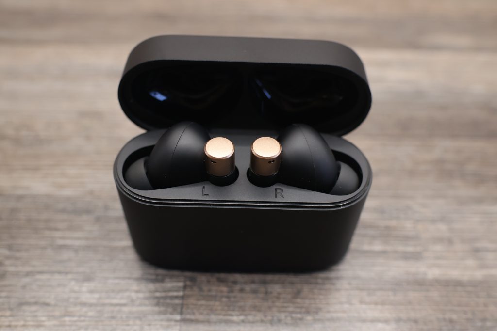1More PistonBuds Pro Q30 Bluetooth-Kopfhörer Ladecase offen mit Buds