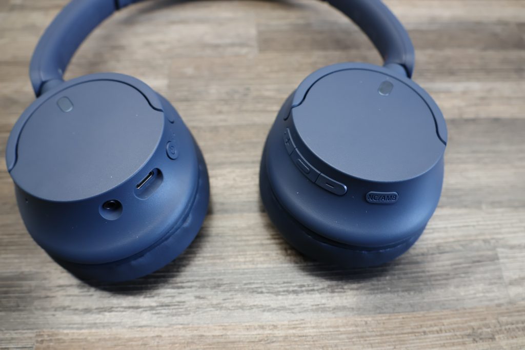 Sony WH-CH720N Bluetooth-Kopfhörer liegend