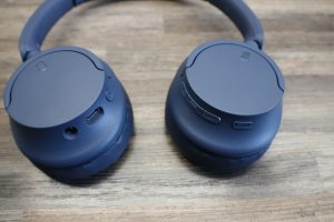 Sony WH-CH720N Bluetooth-Kopfhörer liegend