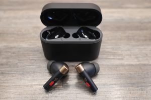 1More PistonBuds Pro Q30 Bluetooth-Kopfhörer Ladecase offen, Buds davor