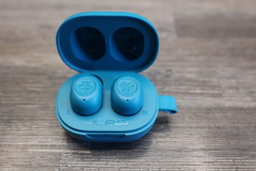 JLab Jbuds Mini Bluetooth-Kopfhörer Ladecase offen mit Buds