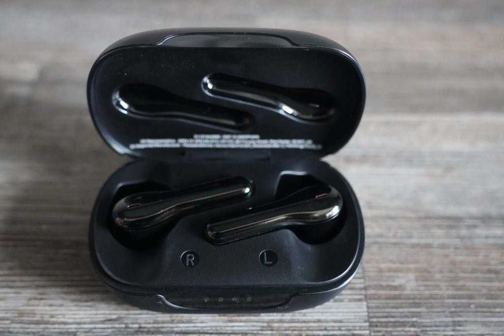 Tribit FlyBuds C2 Bluetooth-Kopfhörer Ladecase offen mit Buds
