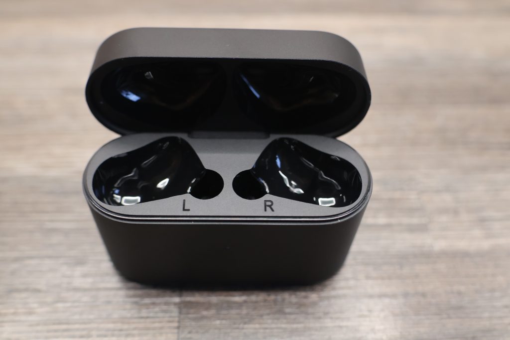 1More PistonBuds Pro Q30 Bluetooth-Kopfhörer Ladecase offen ohne Buds
