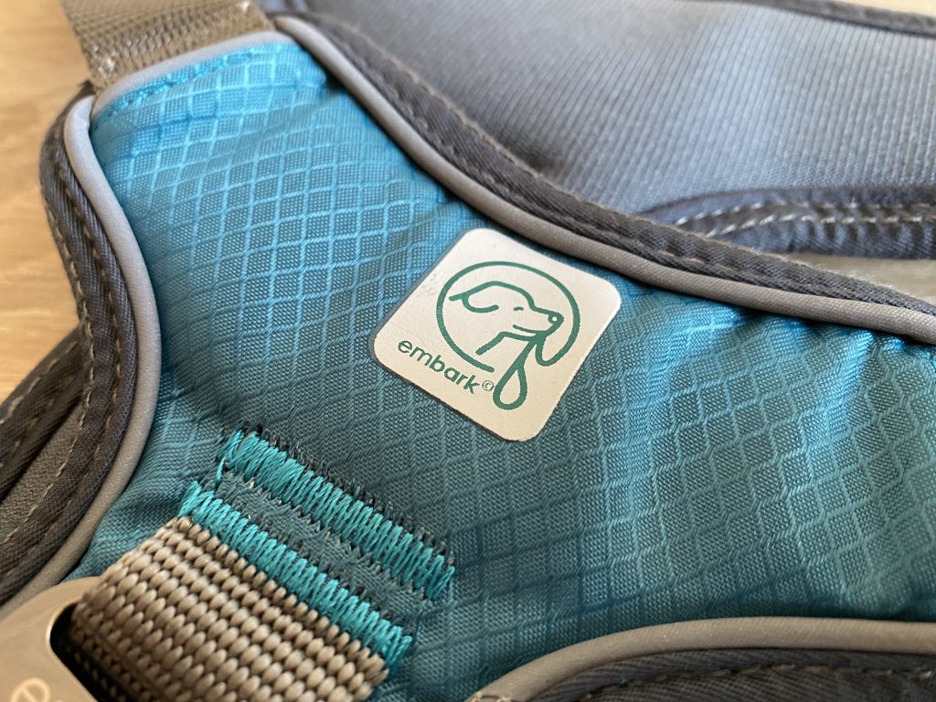 Embark No-Pull Hundegeschirr Detail Logo und Stoffoberfläche