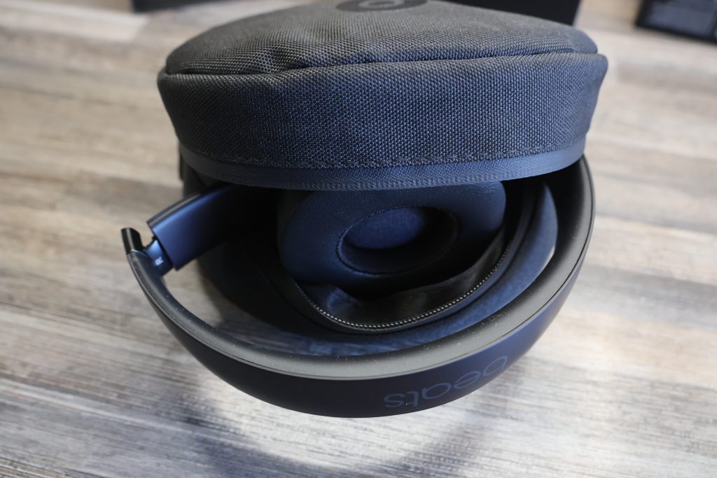Beats Solo 3 Bluetooth-Kopfhörer Tasche offen mit Beats innen