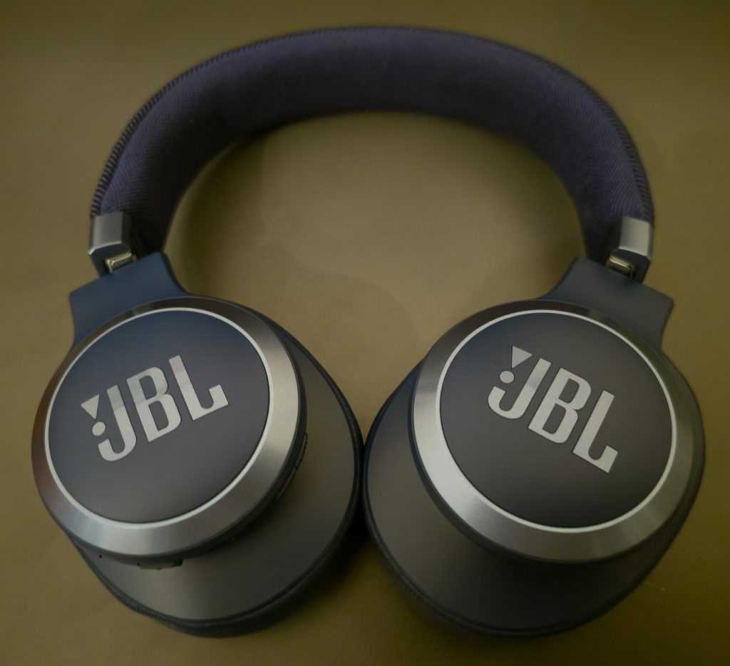 JBL LIVE770NC Bluetooth-Kopfhörer Ansicht mit Logo