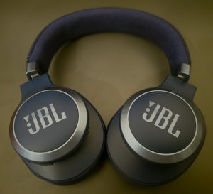 JBL LIVE770NC Bluetooth-Kopfhörer Ansicht mit Logo