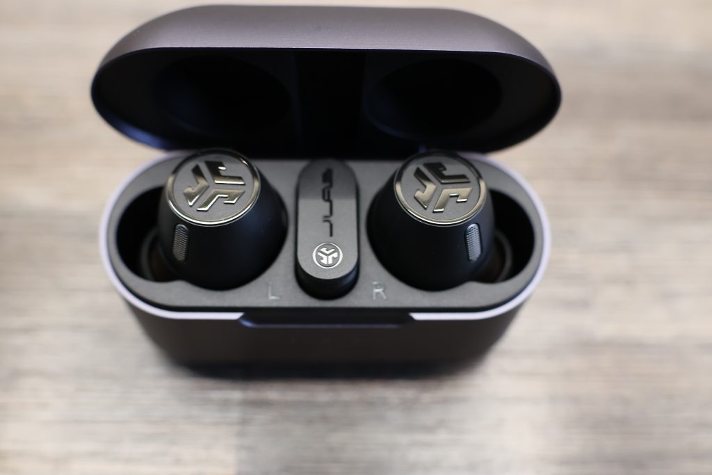 Jlab Epic Lab Edition Bluetooth-Kopfhörer Ladecase offen mit Buds und Dongle