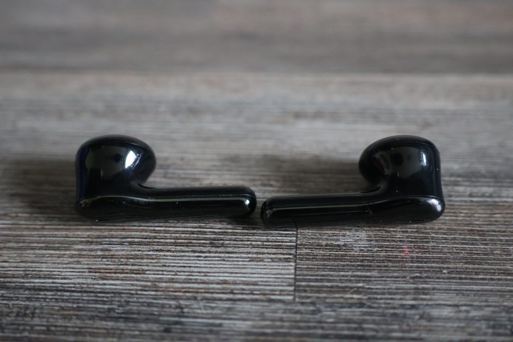 Tribit FlyBuds C2 Bluetooth-Kopfhörer Buds seitlich