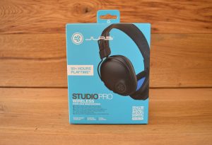 JLab Studio Pro Over-Ear-Kopfhörer Verpackung Front
