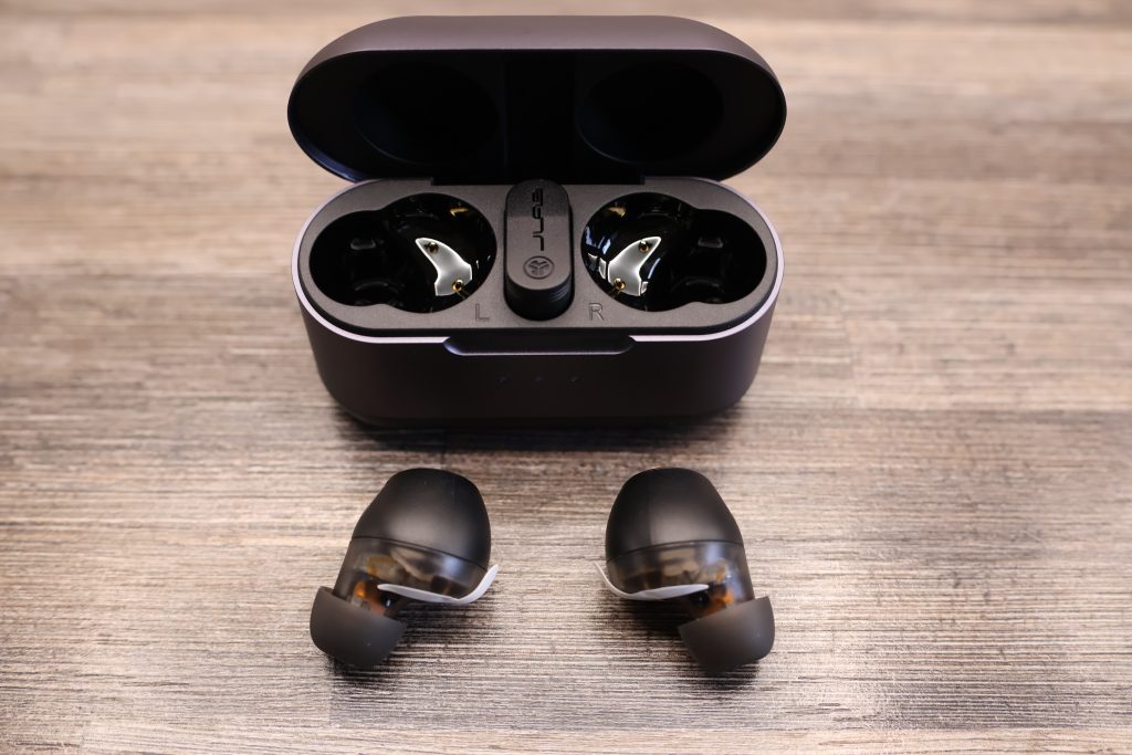 JLab Epic Lab Edition Bluetooth-Kopfhörer Ladecase offen, Buds davor