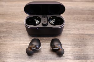 Jlab Epic Lab Edition Bluetooth-Kopfhörer Ladecase offen, Buds davor