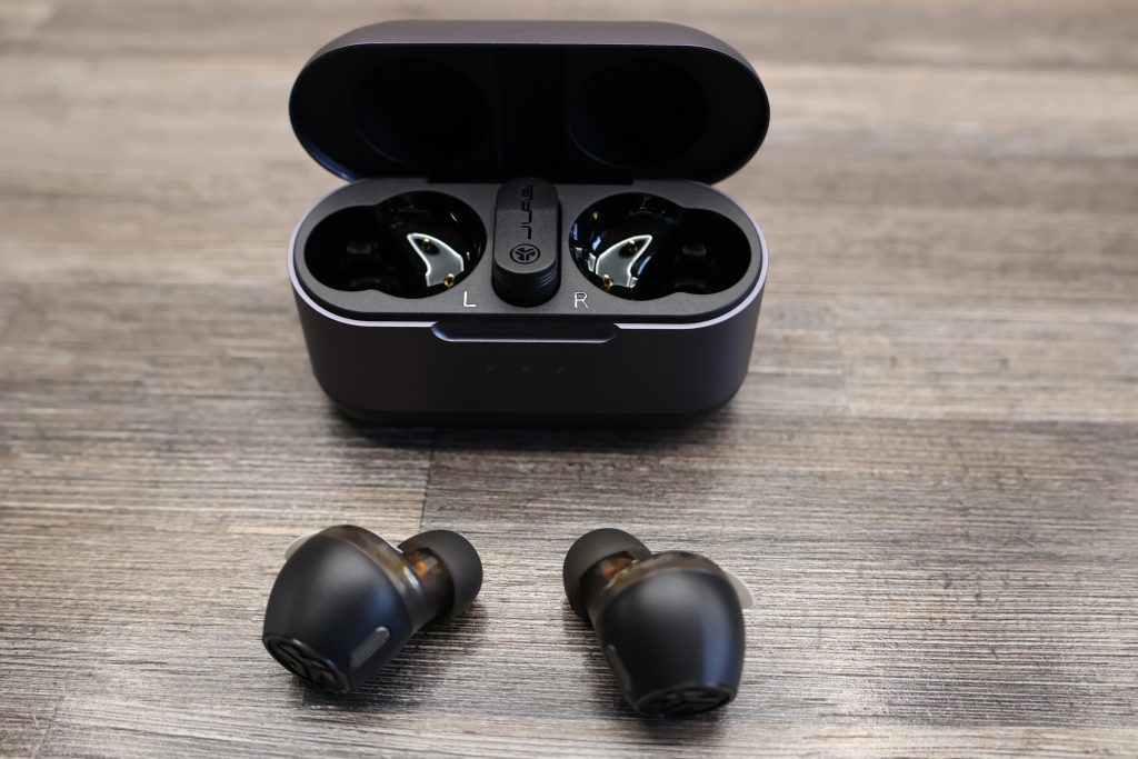 Jlab Epic Lab Edition Bluetooth-Kopfhörer Ladecase offen, Buds anders herum davor