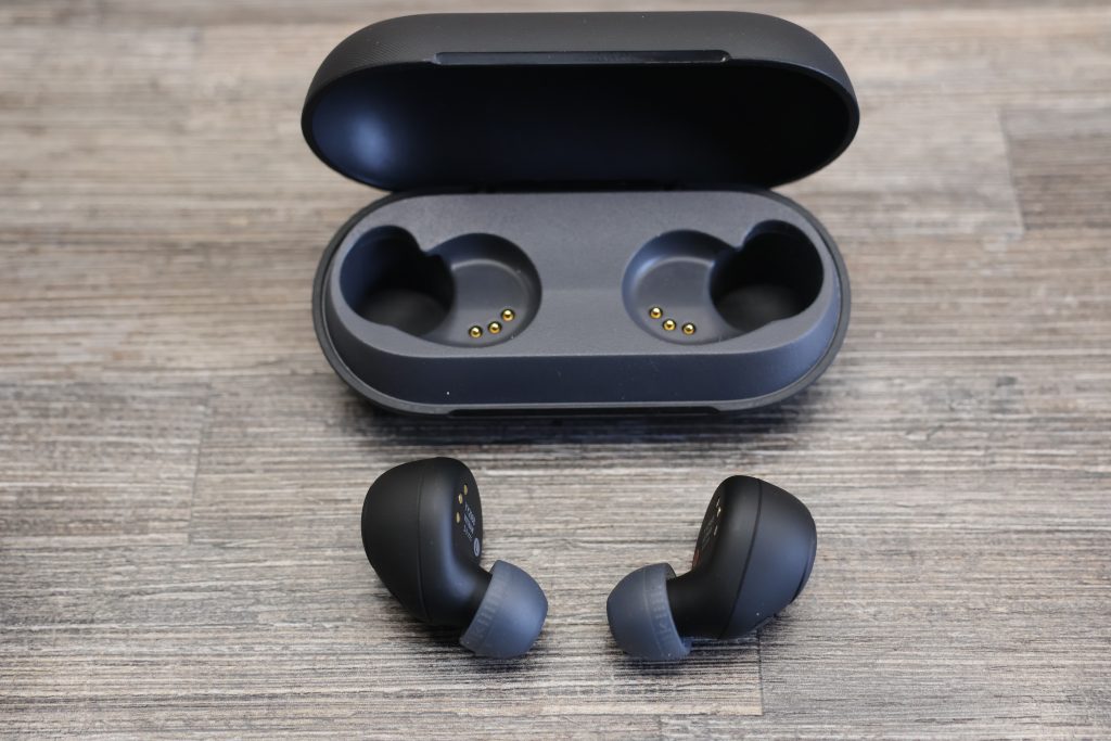 Sony WF-C700N Bluetooth-Kopfhörer Ladecase offen mit Buds davor