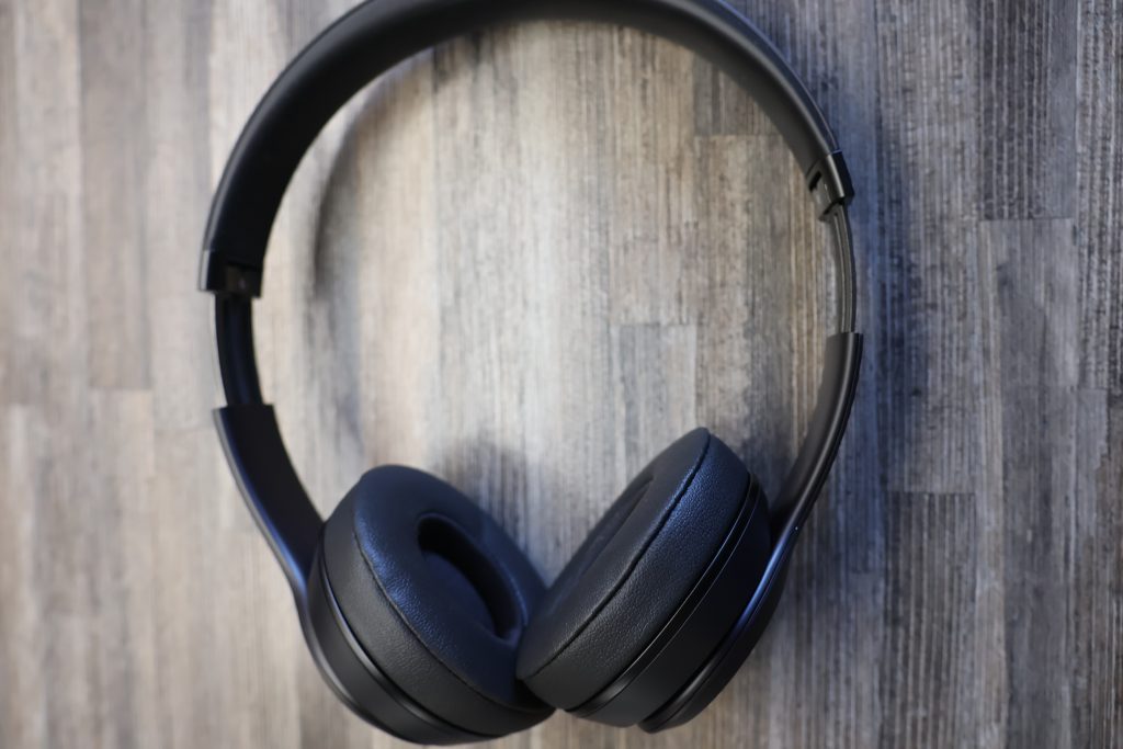 Beats Solo 3 Bluetooth-Kopfhörer Bügel auseinander