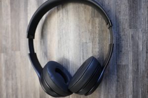 Beats Solo 3 Bluetooth-Kopfhörer Bügel auseinander