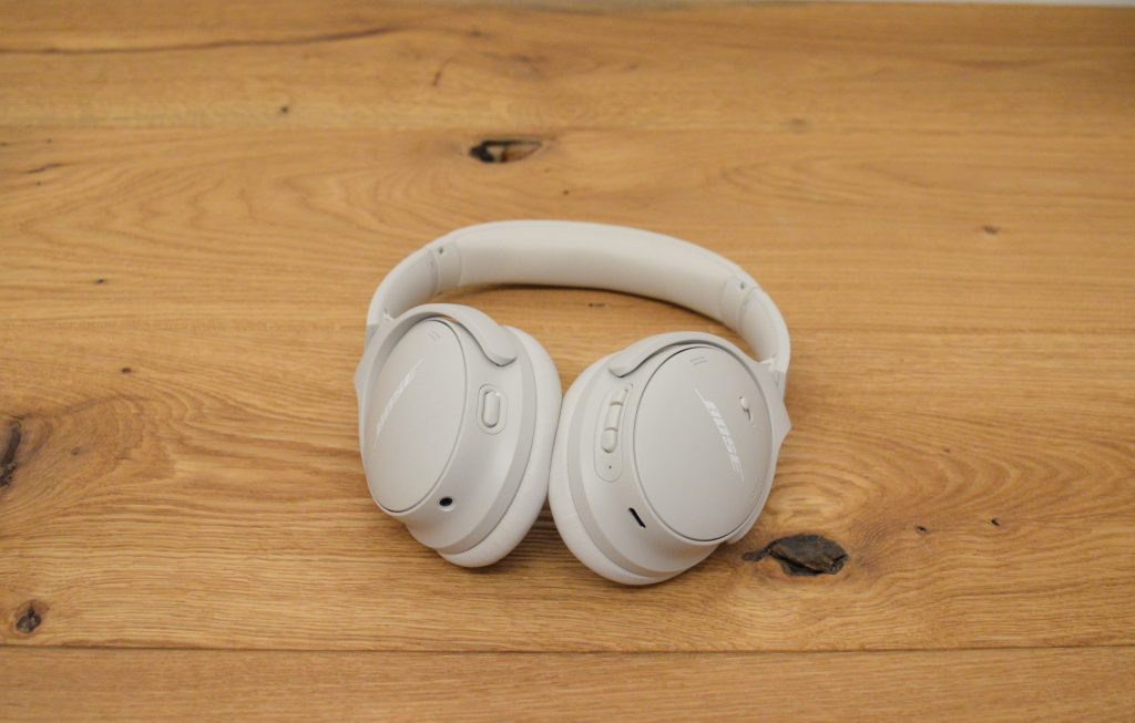 Bose QuietComfort Over-Ear-Kopfhörer Ansicht Schräg Unten