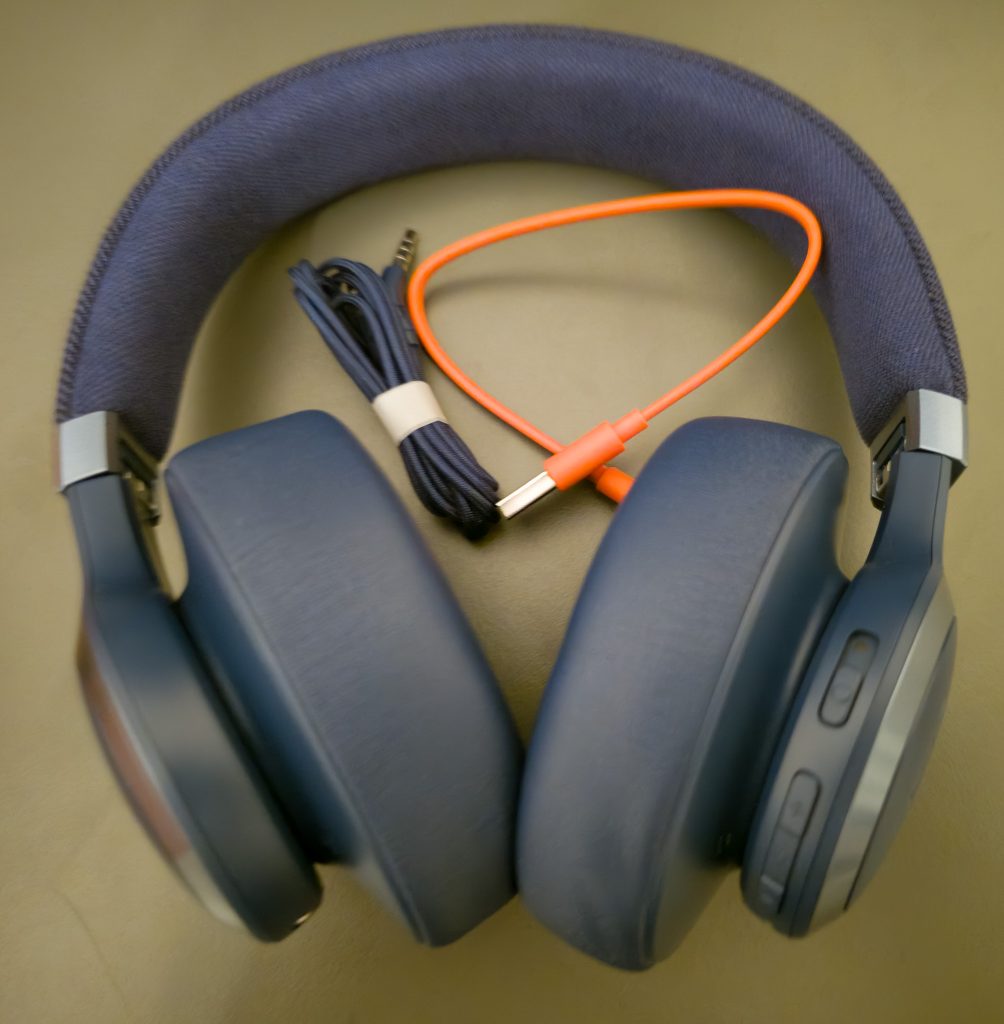 JBL LIVE770NC Bluetooth-Kopfhörer Seitenansicht mit Bedienknöpfen