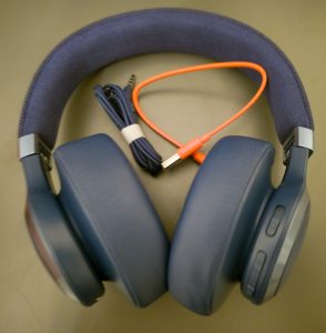 JBL LIVE770NC Bluetooth-Kopfhörer Seitenansicht mit Bedienknöpfen