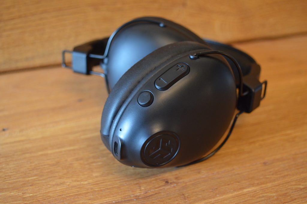 JLab Studio Pro Over-Ear-Kopfhörer Detailansicht Bedienelemente