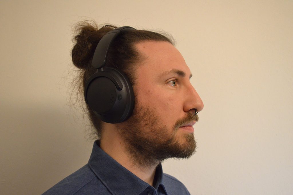1More SonoFlow SE HQ30 Over-Ear-Kopfhörer aufgesetzt Ansicht schräg vorne