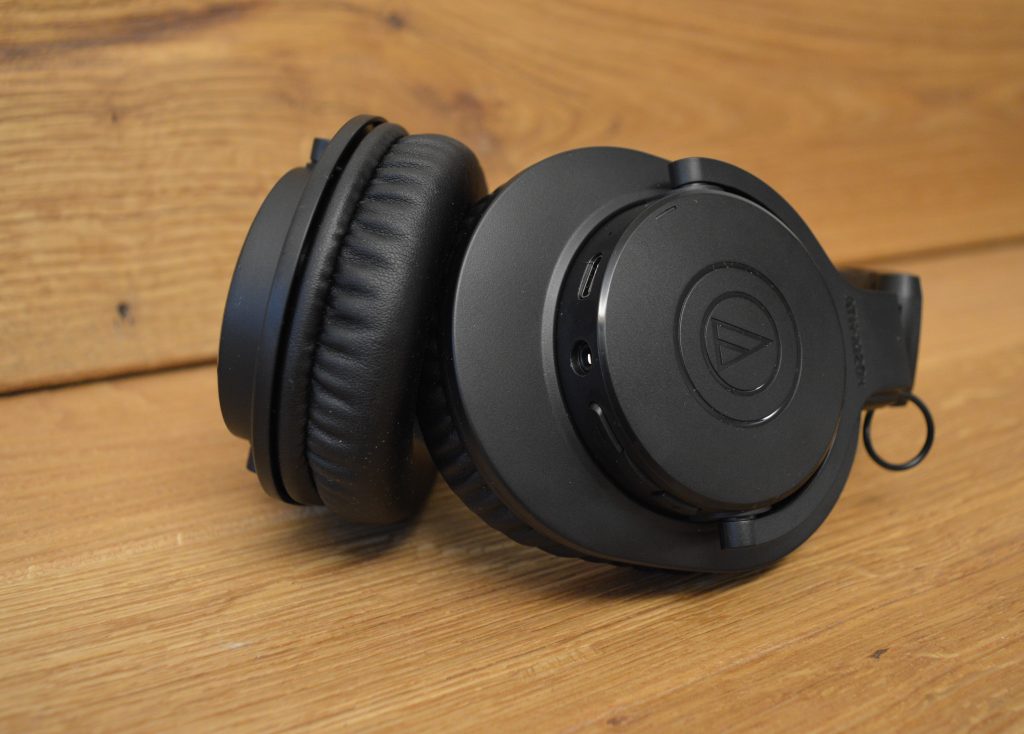 Audio-Technica ATH-M20xBT Over-Ear-Kopfhörer Buchsen Detailansicht