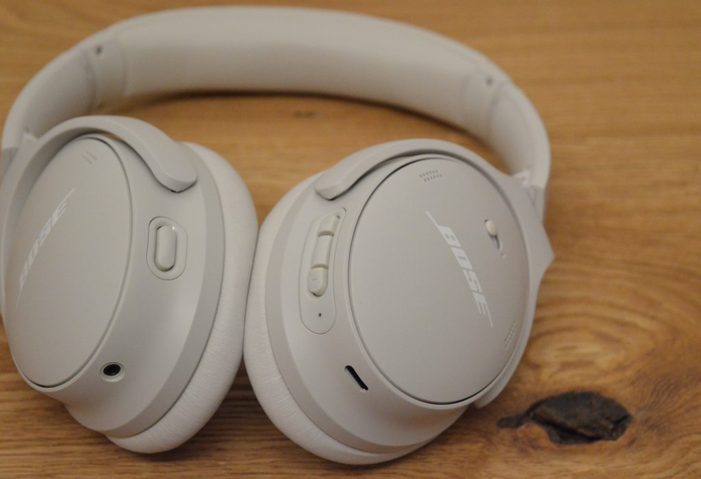 Bose QuietComfort Over-Ear-Kopfhörer Bedienelemente Detailansicht