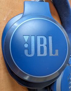 JBL LIVE770NC Bluetooth-Kopfhörer Großaufnahme Logo
