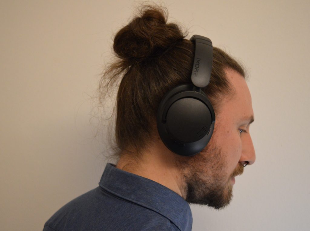 1More SonoFlow SE HQ30 Over-Ear-Kopfhörer aufgesetzt Seitenansicht.