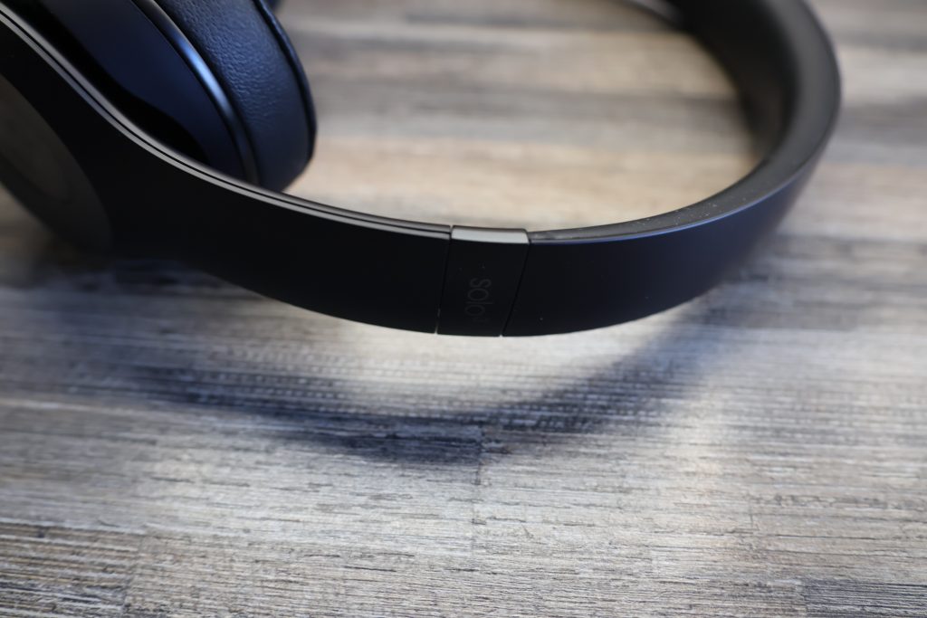 Beats Solo 3 Bluetooth-Kopfhörer Bügel geschlossen