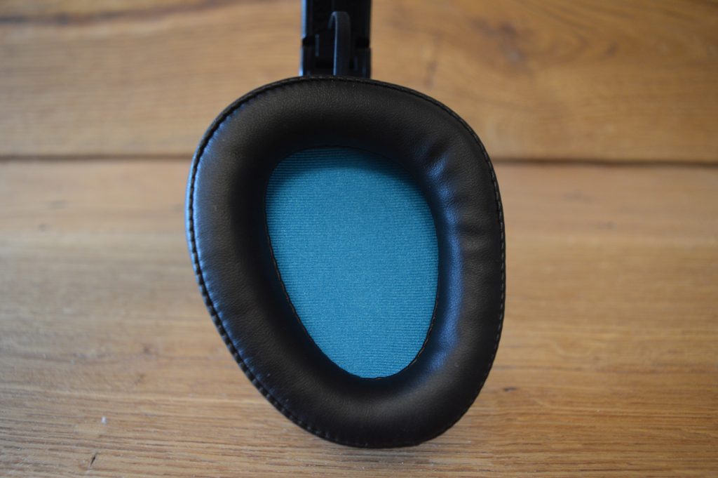 JLab Studio Pro Over-Ear-Kopfhörer Ohrpolster Detailansicht