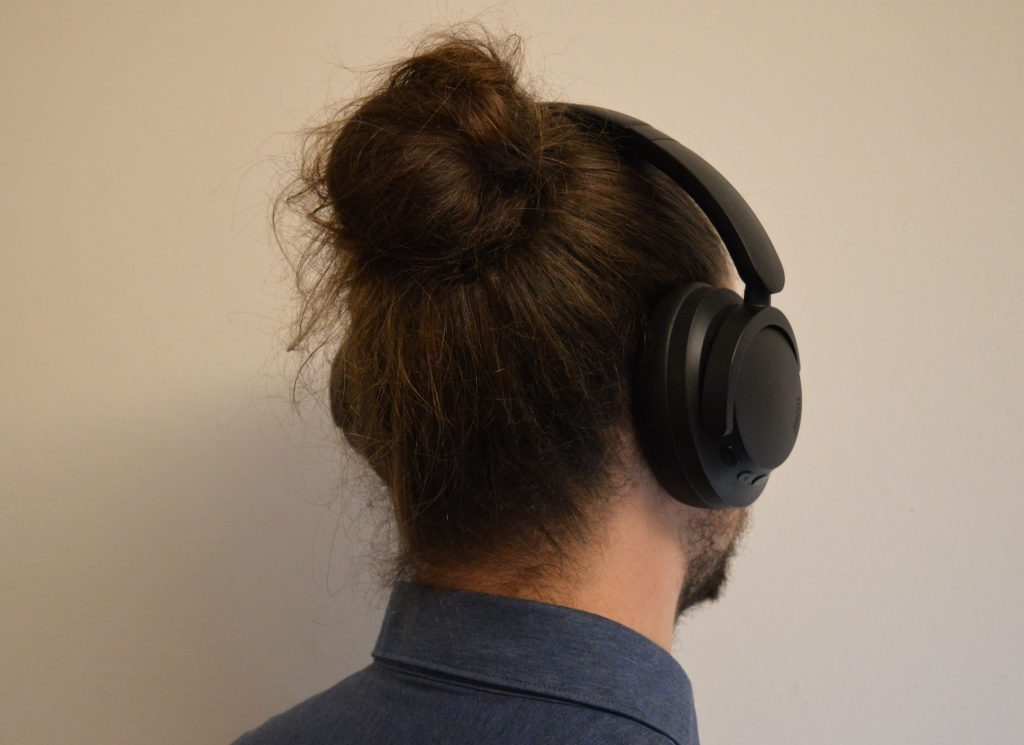 1More SonoFlow SE HQ30 Over-Ear-Kopfhörer aufgesetzt Ansicht schräg hinten.