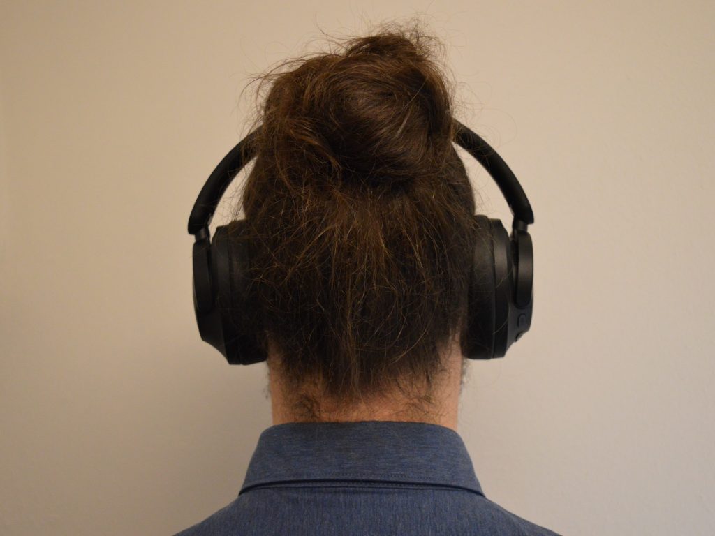 1More SonoFlow SE HQ30 Over-Ear-Kopfhörer aufgesetzt Rückansicht.