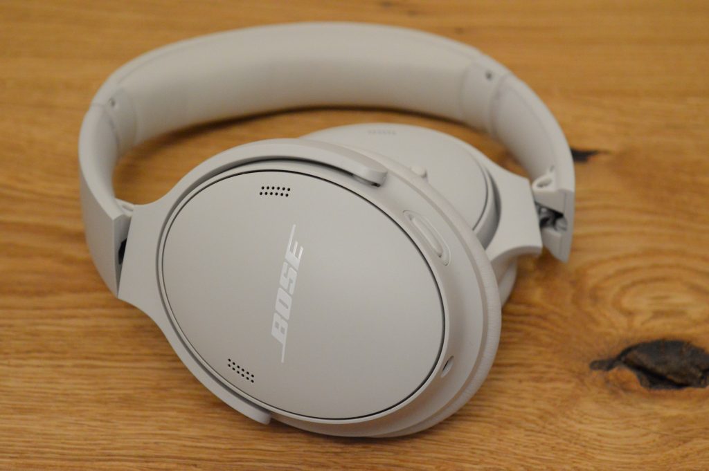 Bose QuietComfort Over-Ear-Kopfhörer Linkes Gehäuse Detailansicht